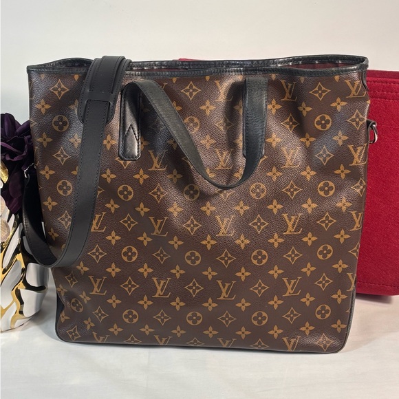 Louis Vuitton Davis Messenger - Picture 1 of 16